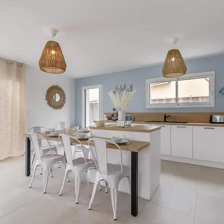 Clair Jeanne - 900m - Parking Tatil Evi